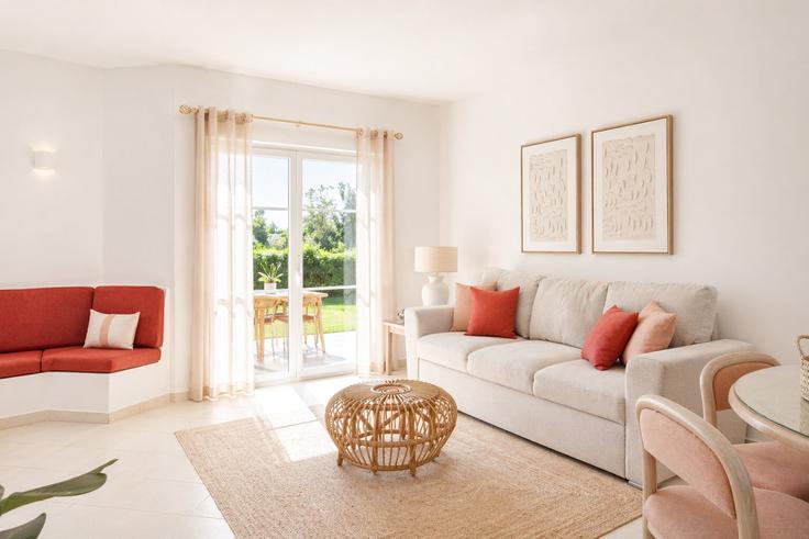Salle de séjour élégante avec mobilier moderne dans un appartement à Building Aldeamento Albufeira Village - bnbird-homes-lda - 1556262 à Albufeira e Olhos de Água, Albufeira Salle de séjour élégante avec mobilier moderne dans un appartement à Building Aldeamento Albufeira Village - bnbird-homes-lda - 1556262 à Albufeira e Olhos de Água, Albufeira