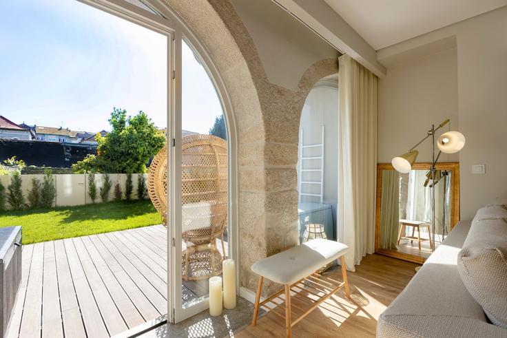 Salle de séjour élégante avec mobilier moderne dans un appartement à Building Rua da Boavista - bnbird-homes-lda - 1556044 à União das freguesias de Cedofeita, Santo Ildefonso, Sé, Miragaia, São Nicolau e Vitória, Porto Salle de séjour élégante avec mobilier moderne dans un appartement à Building Rua da Boavista - bnbird-homes-lda - 1556044 à União das freguesias de Cedofeita, Santo Ildefonso, Sé, Miragaia, São Nicolau e Vitória, Porto