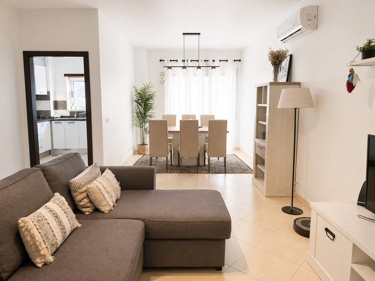 Sala de estar elegantemente projetada com móveis modernos em um apartamento no Building R. Manuel Teixeira Gomes 2, 8200-291 Albufeira, Portugal - bnbird-homes-lda - 1621770 em Albufeira e Olhos de Água, Albufeira Sala de estar elegantemente projetada com móveis modernos em um apartamento no Building R. Manuel Teixeira Gomes 2, 8200-291 Albufeira, Portugal - bnbird-homes-lda - 1621770 em Albufeira e Olhos de Água, Albufeira