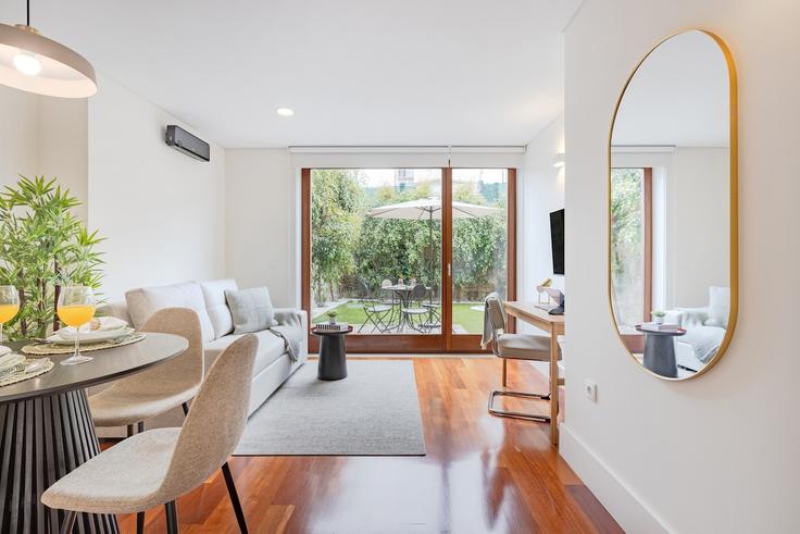 Sala de estar elegantemente projetada com móveis modernos em um apartamento no Building Rua da Maternidade - bnbird-homes-lda - 1556059 em União das freguesias de Cedofeita, Santo Ildefonso, Sé, Miragaia, São Nicolau e Vitória, Porto Sala de estar elegantemente projetada com móveis modernos em um apartamento no Building Rua da Maternidade - bnbird-homes-lda - 1556059 em União das freguesias de Cedofeita, Santo Ildefonso, Sé, Miragaia, São Nicolau e Vitória, Porto