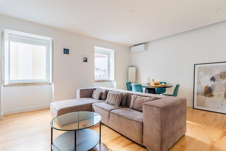 Elegante sala de estar con mobiliario moderno en un apartamento en Building Rua da Arrábida - bnbird-homes-lda - 1555898 en Campo de Ourique, Lisbon Elegante sala de estar con mobiliario moderno en un apartamento en Building Rua da Arrábida - bnbird-homes-lda - 1555898 en Campo de Ourique, Lisbon