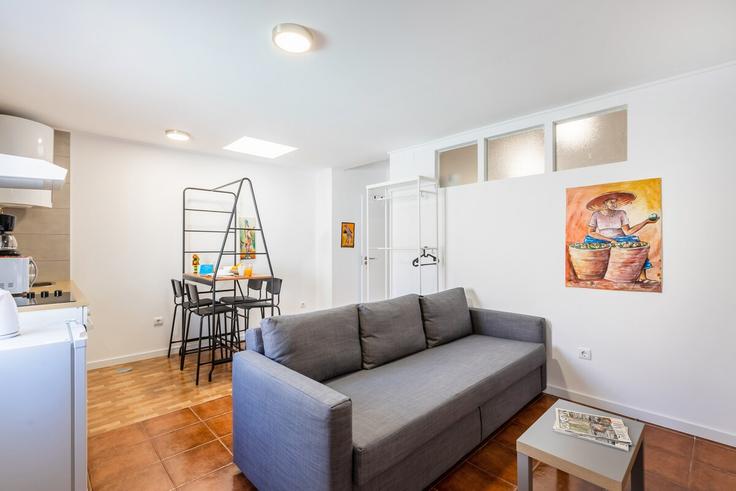 Sala de estar elegantemente projetada com móveis modernos em um apartamento no Building Rua Tapada da Marinha - bnbird-homes-lda - 1556024 em Madalena, Vila Nova de Gaia Sala de estar elegantemente projetada com móveis modernos em um apartamento no Building Rua Tapada da Marinha - bnbird-homes-lda - 1556024 em Madalena, Vila Nova de Gaia