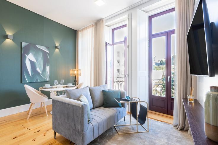 Elegant gestaltetes Wohnzimmer mit moderner Einrichtung in einer Wohnung im Building Rua de Santa Catarina - bnbird-homes-lda - 1556063 in União das freguesias de Cedofeita, Santo Ildefonso, Sé, Miragaia, São Nicolau e Vitória, Porto Elegant gestaltetes Wohnzimmer mit moderner Einrichtung in einer Wohnung im Building Rua de Santa Catarina - bnbird-homes-lda - 1556063 in União das freguesias de Cedofeita, Santo Ildefonso, Sé, Miragaia, São Nicolau e Vitória, Porto