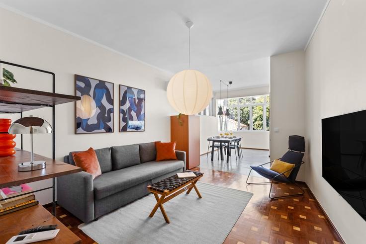 Building Rua dos Mártires da Liberdade - bnbird-homes-lda - 1555997 adresindeki bir dairede modern mobilyalarla zarif bir şekilde tasarlanmış oturma odası União das freguesias de Cedofeita, Santo Ildefonso, Sé, Miragaia, São Nicolau e Vitória, Porto Building Rua dos Mártires da Liberdade - bnbird-homes-lda - 1555997 adresindeki bir dairede modern mobilyalarla zarif bir şekilde tasarlanmış oturma odası União das freguesias de Cedofeita, Santo Ildefonso, Sé, Miragaia, São Nicolau e Vitória, Porto