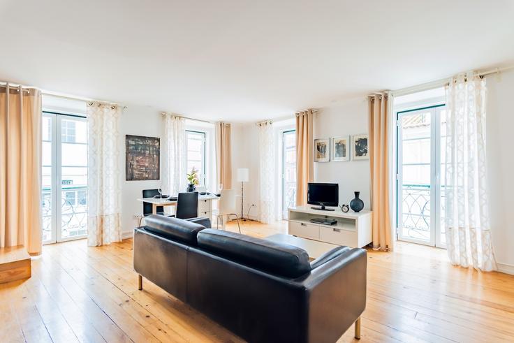 Santa Maria Maior, Lisbon에 위치한 Building Rua da Condessa - bnbird-homes-lda - 1556182 유닛의 세련된 인테리어가 돋보이는 거실 Santa Maria Maior, Lisbon에 위치한 Building Rua da Condessa - bnbird-homes-lda - 1556182 유닛의 세련된 인테리어가 돋보이는 거실