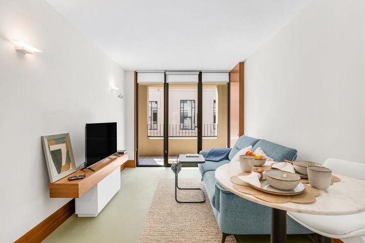 Sala de estar elegantemente projetada com móveis modernos em um apartamento no Building Rua Sacadura Cabral - bnbird-homes-lda - 1575104 em União das freguesias de Cedofeita, Santo Ildefonso, Sé, Miragaia, São Nicolau e Vitória, Porto