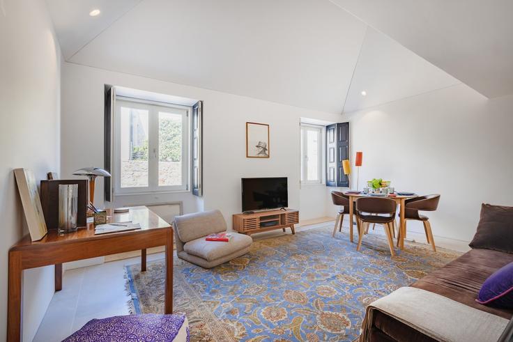 Sala de estar elegantemente projetada com móveis modernos em um apartamento no Building Rua da Senhora da Luz - bnbird-homes-lda - 1556021 em Aldoar, Foz do Douro e Nevogilde, Porto Sala de estar elegantemente projetada com móveis modernos em um apartamento no Building Rua da Senhora da Luz - bnbird-homes-lda - 1556021 em Aldoar, Foz do Douro e Nevogilde, Porto