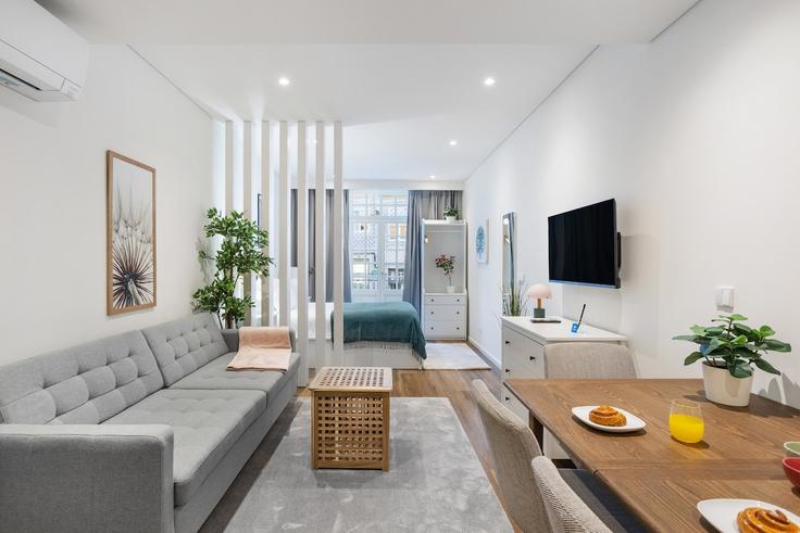 União das freguesias de Cedofeita, Santo Ildefonso, Sé, Miragaia, São Nicolau e Vitória, Porto에 위치한 Building Rua de Cimo de Vila - bnbird-homes-lda - 1555981 유닛의 세련된 인테리어가 돋보이는 거실 União das freguesias de Cedofeita, Santo Ildefonso, Sé, Miragaia, São Nicolau e Vitória, Porto에 위치한 Building Rua de Cimo de Vila - bnbird-homes-lda - 1555981 유닛의 세련된 인테리어가 돋보이는 거실