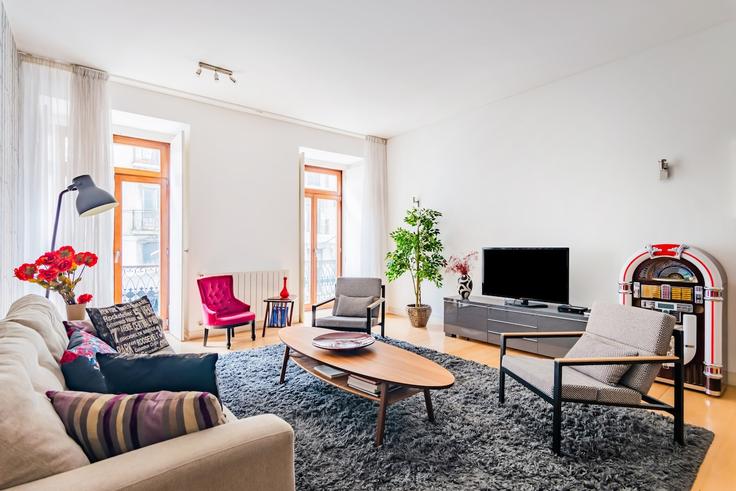 Elegant gestaltetes Wohnzimmer mit moderner Einrichtung in einer Wohnung im Building Rua da Misericórdia - bnbird-homes-lda - 1556171 in Santa Maria Maior, Lisbon Elegant gestaltetes Wohnzimmer mit moderner Einrichtung in einer Wohnung im Building Rua da Misericórdia - bnbird-homes-lda - 1556171 in Santa Maria Maior, Lisbon
