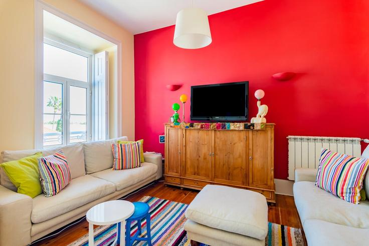 Elegant gestaltetes Wohnzimmer mit moderner Einrichtung in einer Wohnung im Building Rua dos Sapadores - bnbird-homes-lda - 1556214 in São Vicente, Lisbon Elegant gestaltetes Wohnzimmer mit moderner Einrichtung in einer Wohnung im Building Rua dos Sapadores - bnbird-homes-lda - 1556214 in São Vicente, Lisbon