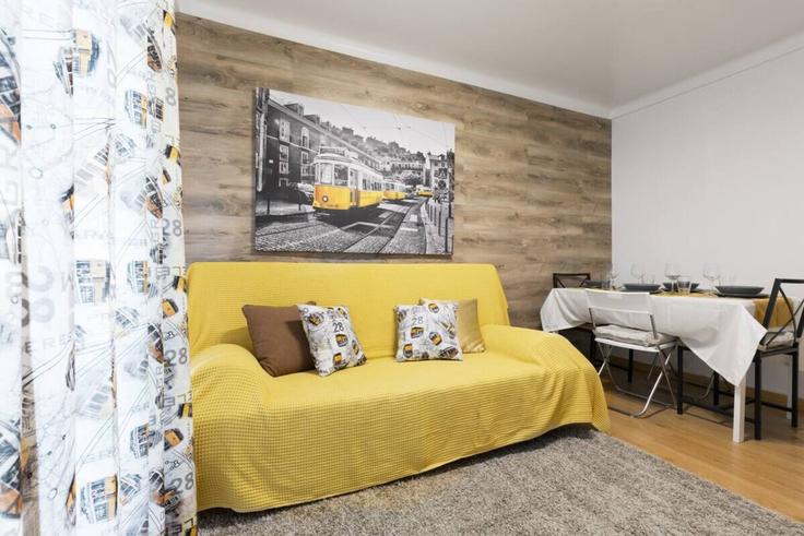 Elegant gestaltetes Wohnzimmer mit moderner Einrichtung in einer Wohnung im Building Beco do Salvador - bnbird-homes-lda - 1556145 in Santa Maria Maior, Lisbon Elegant gestaltetes Wohnzimmer mit moderner Einrichtung in einer Wohnung im Building Beco do Salvador - bnbird-homes-lda - 1556145 in Santa Maria Maior, Lisbon
