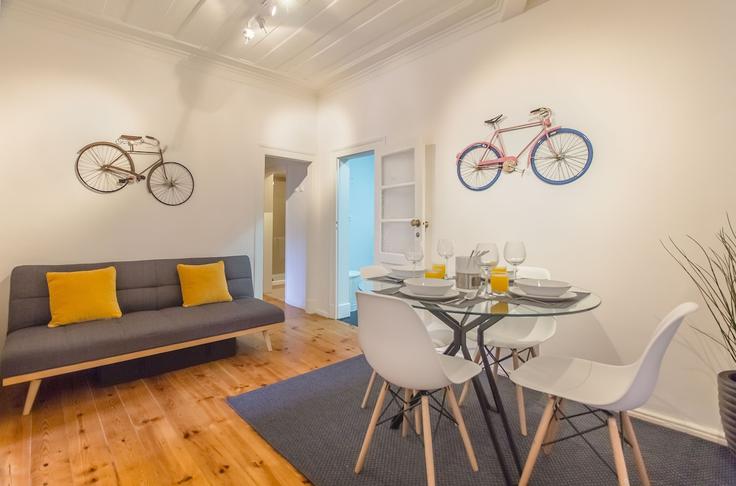 Elegante sala de estar con mobiliario moderno en un apartamento en Building Rua do Duque - bnbird-homes-lda - 1556228 en Santa Maria Maior, Lisbon Elegante sala de estar con mobiliario moderno en un apartamento en Building Rua do Duque - bnbird-homes-lda - 1556228 en Santa Maria Maior, Lisbon