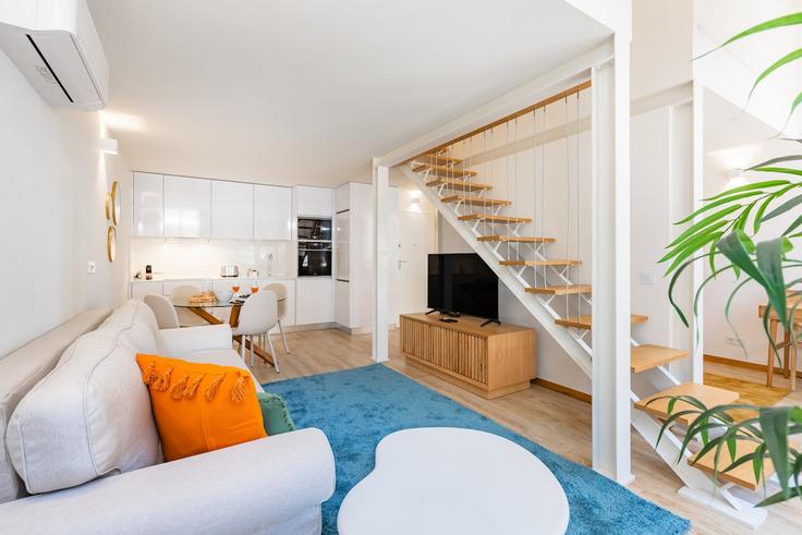Elegant gestaltetes Wohnzimmer mit moderner Einrichtung in einer Wohnung im Building Rua do Duque de Saldanha - bnbird-homes-lda - 1555999 in Bonfim, Porto Elegant gestaltetes Wohnzimmer mit moderner Einrichtung in einer Wohnung im Building Rua do Duque de Saldanha - bnbird-homes-lda - 1555999 in Bonfim, Porto