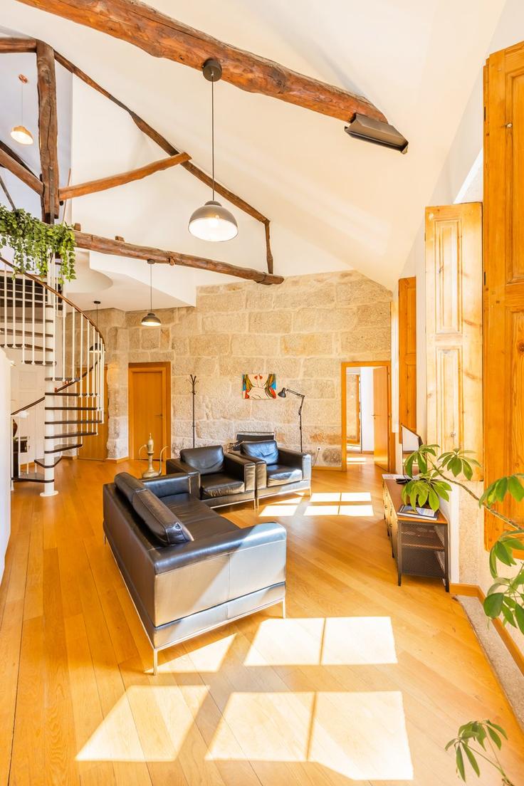 Elegant gestaltetes Wohnzimmer mit moderner Einrichtung in einer Wohnung im Building Rua de Fernandes Tomás - bnbird-homes-lda - 1556028 in União das freguesias de Cedofeita, Santo Ildefonso, Sé, Miragaia, São Nicolau e Vitória, Porto Elegant gestaltetes Wohnzimmer mit moderner Einrichtung in einer Wohnung im Building Rua de Fernandes Tomás - bnbird-homes-lda - 1556028 in União das freguesias de Cedofeita, Santo Ildefonso, Sé, Miragaia, São Nicolau e Vitória, Porto