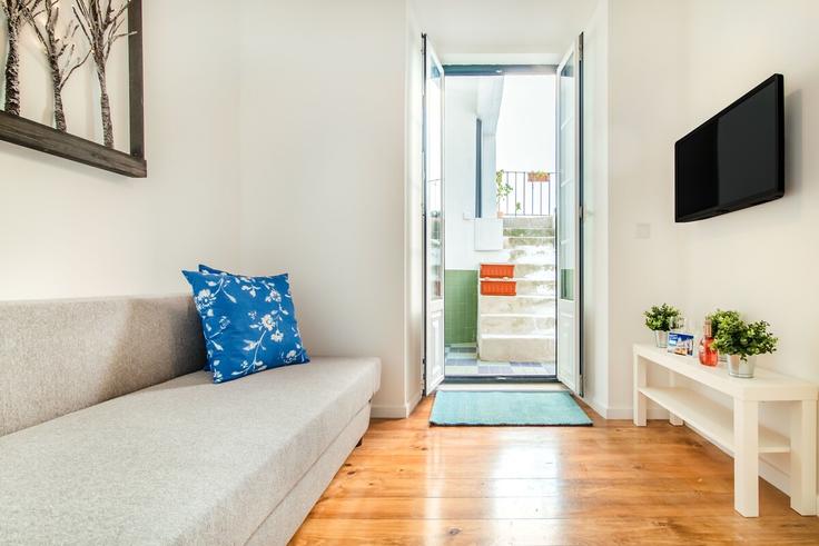 Elegant gestaltetes Wohnzimmer mit moderner Einrichtung in einer Wohnung im Building Rua das Olarias - bnbird-homes-lda - 1556198 in São Vicente, Lisbon Elegant gestaltetes Wohnzimmer mit moderner Einrichtung in einer Wohnung im Building Rua das Olarias - bnbird-homes-lda - 1556198 in São Vicente, Lisbon