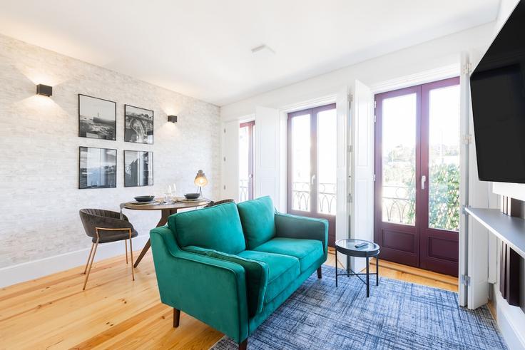 Elegant gestaltetes Wohnzimmer mit moderner Einrichtung in einer Wohnung im Building Rua de Santa Catarina - bnbird-homes-lda - 1556062 in União das freguesias de Cedofeita, Santo Ildefonso, Sé, Miragaia, São Nicolau e Vitória, Porto Elegant gestaltetes Wohnzimmer mit moderner Einrichtung in einer Wohnung im Building Rua de Santa Catarina - bnbird-homes-lda - 1556062 in União das freguesias de Cedofeita, Santo Ildefonso, Sé, Miragaia, São Nicolau e Vitória, Porto