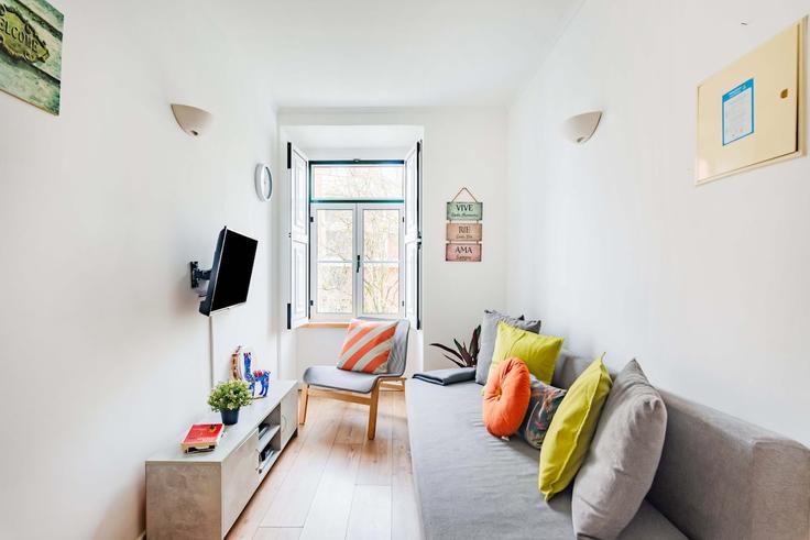 Elegante sala de estar con mobiliario moderno en un apartamento en Building Rua Marques da Silva - bnbird-homes-lda - 1556134 en Penha de França, Lisbon Elegante sala de estar con mobiliario moderno en un apartamento en Building Rua Marques da Silva - bnbird-homes-lda - 1556134 en Penha de França, Lisbon