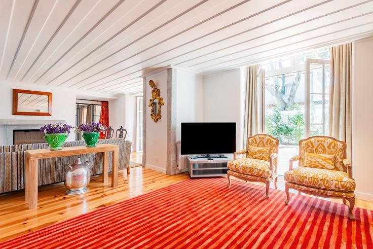 Sala de estar elegantemente projetada com móveis modernos em um apartamento no Building R. Conde Ferreira 117, 2750-249 Cascais, Portugal - bnbird-homes-lda - 1642706 em Cascais e Estoril, Cascais Sala de estar elegantemente projetada com móveis modernos em um apartamento no Building R. Conde Ferreira 117, 2750-249 Cascais, Portugal - bnbird-homes-lda - 1642706 em Cascais e Estoril, Cascais