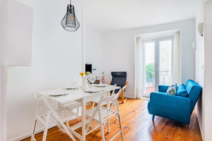 Elegante sala de estar con mobiliario moderno en un apartamento en Building Rua do Duque - bnbird-homes-lda - 1556180 en Santa Maria Maior, Lisbon Elegante sala de estar con mobiliario moderno en un apartamento en Building Rua do Duque - bnbird-homes-lda - 1556180 en Santa Maria Maior, Lisbon