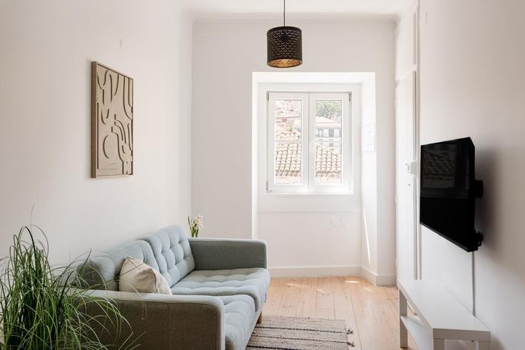Elegant gestaltetes Wohnzimmer mit moderner Einrichtung in einer Wohnung im Building Rua da Mouraria 52, Lisboa, Portugal - bnbird-homes-lda - 1610373 in Santa Maria Maior, Lisbon Elegant gestaltetes Wohnzimmer mit moderner Einrichtung in einer Wohnung im Building Rua da Mouraria 52, Lisboa, Portugal - bnbird-homes-lda - 1610373 in Santa Maria Maior, Lisbon