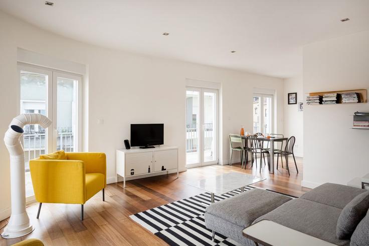 Salle de séjour élégante avec mobilier moderne dans un appartement à Building Rua de Santo Amaro - bnbird-homes-lda - 1555867 à Santo António, Lisbon Salle de séjour élégante avec mobilier moderne dans un appartement à Building Rua de Santo Amaro - bnbird-homes-lda - 1555867 à Santo António, Lisbon