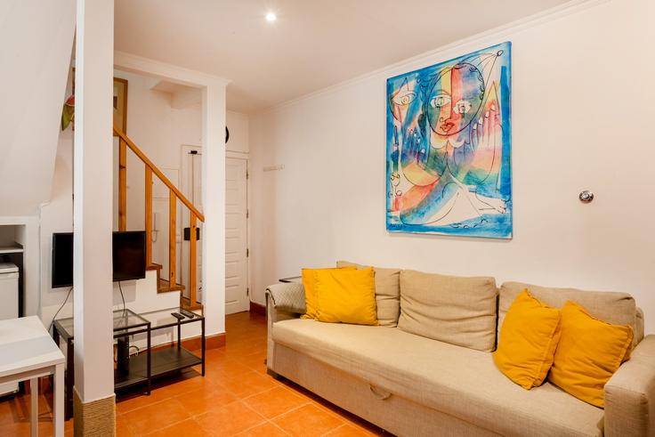 Salle de séjour élégante avec mobilier moderne dans un appartement à Building Travessa dos Poiais - bnbird-homes-lda - 1556111 à Misericórdia, Lisbon Salle de séjour élégante avec mobilier moderne dans un appartement à Building Travessa dos Poiais - bnbird-homes-lda - 1556111 à Misericórdia, Lisbon