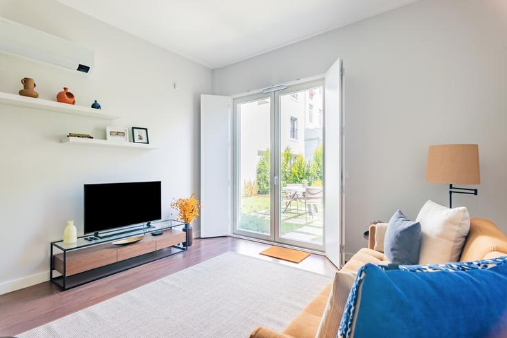 Elegant gestaltetes Wohnzimmer mit moderner Einrichtung in einer Wohnung im Building Rua Silva Carvalho - bnbird-homes-lda - 1556211 in Campo de Ourique, Lisbon Elegant gestaltetes Wohnzimmer mit moderner Einrichtung in einer Wohnung im Building Rua Silva Carvalho - bnbird-homes-lda - 1556211 in Campo de Ourique, Lisbon