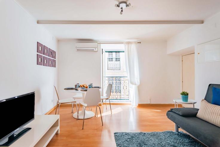Elegante sala de estar con mobiliario moderno en un apartamento en Building Beco do Salvador - bnbird-homes-lda - 1556144 en Santa Maria Maior, Lisbon Elegante sala de estar con mobiliario moderno en un apartamento en Building Beco do Salvador - bnbird-homes-lda - 1556144 en Santa Maria Maior, Lisbon
