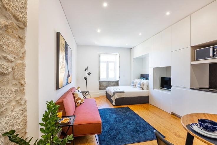 Elegant gestaltetes Wohnzimmer mit moderner Einrichtung in einer Wohnung im Building Rua de Santo Ildefonso - bnbird-homes-lda - 1556052 in União das freguesias de Cedofeita, Santo Ildefonso, Sé, Miragaia, São Nicolau e Vitória, Porto Elegant gestaltetes Wohnzimmer mit moderner Einrichtung in einer Wohnung im Building Rua de Santo Ildefonso - bnbird-homes-lda - 1556052 in União das freguesias de Cedofeita, Santo Ildefonso, Sé, Miragaia, São Nicolau e Vitória, Porto