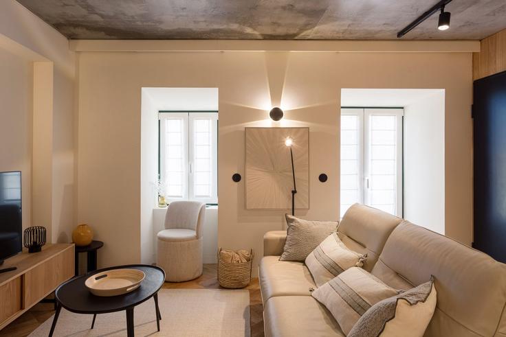 Elegante sala de estar con mobiliario moderno en un apartamento en Building Rua Campo de Ourique - bnbird-homes-lda - 1557545 en Campo de Ourique, Lisbon Elegante sala de estar con mobiliario moderno en un apartamento en Building Rua Campo de Ourique - bnbird-homes-lda - 1557545 en Campo de Ourique, Lisbon