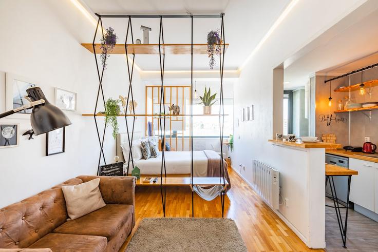 Building Rua de 5 de Outubro - bnbird-homes-lda - 1556025 adresindeki bir dairede modern mobilyalarla zarif bir şekilde tasarlanmış oturma odası União das freguesias de Cedofeita, Santo Ildefonso, Sé, Miragaia, São Nicolau e Vitória, Porto Building Rua de 5 de Outubro - bnbird-homes-lda - 1556025 adresindeki bir dairede modern mobilyalarla zarif bir şekilde tasarlanmış oturma odası União das freguesias de Cedofeita, Santo Ildefonso, Sé, Miragaia, São Nicolau e Vitória, Porto