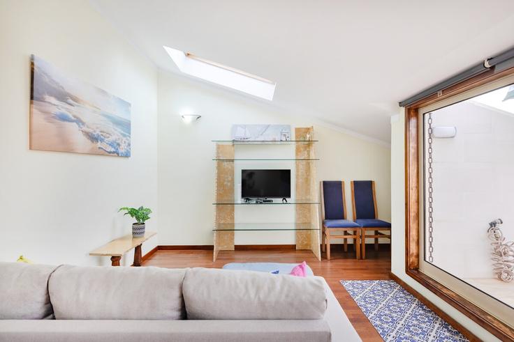 Elegante sala de estar con mobiliario moderno en un apartamento en Building Rua 12 - bnbird-homes-lda - 1555967 en Espinho, Espinho Elegante sala de estar con mobiliario moderno en un apartamento en Building Rua 12 - bnbird-homes-lda - 1555967 en Espinho, Espinho