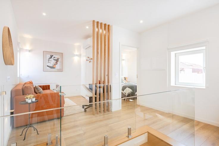 Porto União das freguesias de Cedofeita, Santo Ildefonso, Sé, Miragaia, São Nicolau e VitóriaのBuilding Rua de Trás - bnbird-homes-lda - 1556050のアパートメントにある、モダンな家具を備えたエレガントなデザインのリビングルーム Porto União das freguesias de Cedofeita, Santo Ildefonso, Sé, Miragaia, São Nicolau e VitóriaのBuilding Rua de Trás - bnbird-homes-lda - 1556050のアパートメントにある、モダンな家具を備えたエレガントなデザインのリビングルーム