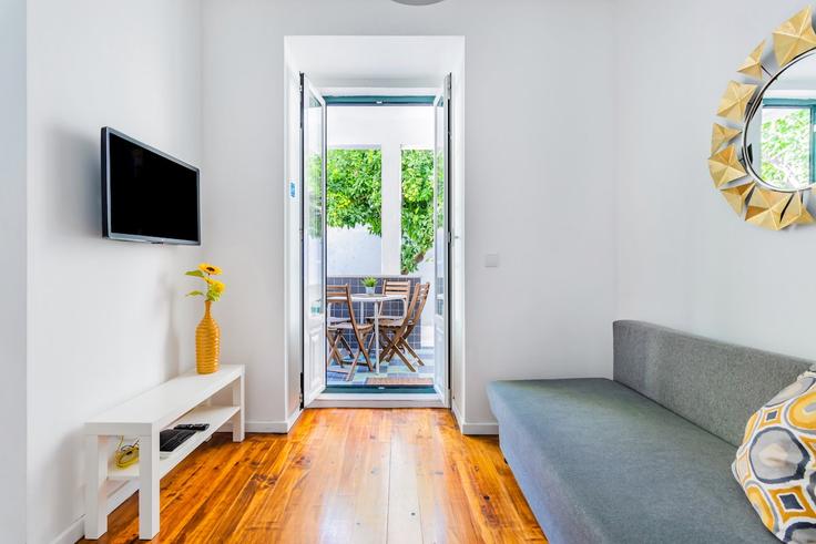 São Vicente, Lisbon에 위치한 Building Rua das Olarias - bnbird-homes-lda - 1556204 유닛의 세련된 인테리어가 돋보이는 거실 São Vicente, Lisbon에 위치한 Building Rua das Olarias - bnbird-homes-lda - 1556204 유닛의 세련된 인테리어가 돋보이는 거실