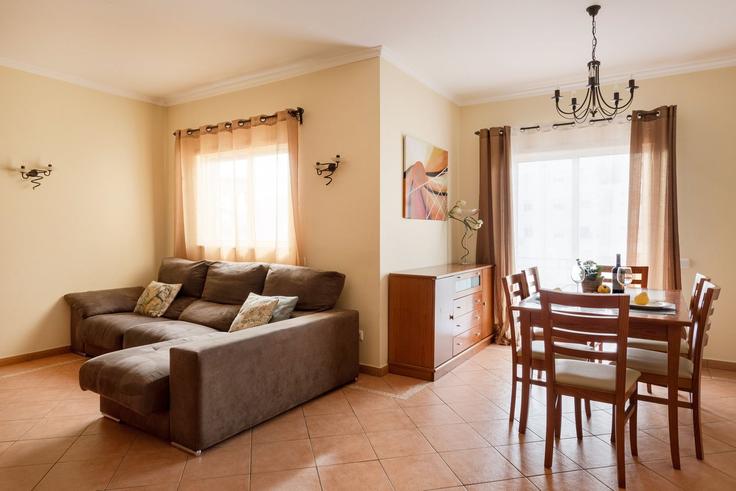 Salle de séjour élégante avec mobilier moderne dans un appartement à Building Rua da Figueira - bnbird-homes-lda - 1556267 à Albufeira e Olhos de Água, Albufeira Salle de séjour élégante avec mobilier moderne dans un appartement à Building Rua da Figueira - bnbird-homes-lda - 1556267 à Albufeira e Olhos de Água, Albufeira