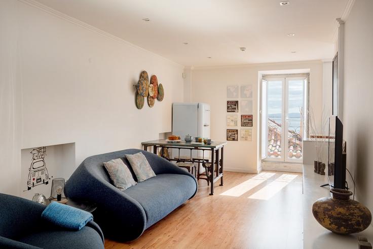 Salle de séjour élégante avec mobilier moderne dans un appartement à Building Rua de Santo Estêvão - bnbird-homes-lda - 1556110 à Santa Maria Maior, Lisbon Salle de séjour élégante avec mobilier moderne dans un appartement à Building Rua de Santo Estêvão - bnbird-homes-lda - 1556110 à Santa Maria Maior, Lisbon