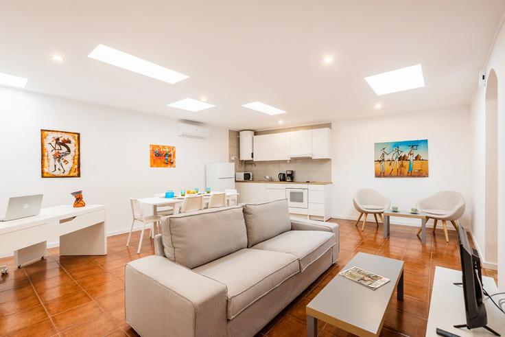 Building Rua Tapada da Marinha - bnbird-homes-lda - 1556022 adresindeki bir dairede modern mobilyalarla zarif bir şekilde tasarlanmış oturma odası Madalena, Vila Nova de Gaia Building Rua Tapada da Marinha - bnbird-homes-lda - 1556022 adresindeki bir dairede modern mobilyalarla zarif bir şekilde tasarlanmış oturma odası Madalena, Vila Nova de Gaia