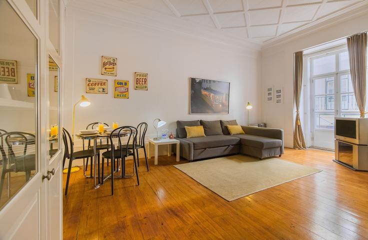 Elegant gestaltetes Wohnzimmer mit moderner Einrichtung in einer Wohnung im Building Rua da Horta Seca - bnbird-homes-lda - 1556227 in Misericórdia, Lisbon Elegant gestaltetes Wohnzimmer mit moderner Einrichtung in einer Wohnung im Building Rua da Horta Seca - bnbird-homes-lda - 1556227 in Misericórdia, Lisbon