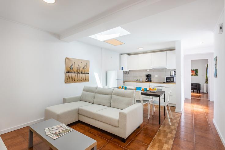 Building Rua Tapada da Marinha - bnbird-homes-lda - 1556023 adresindeki bir dairede modern mobilyalarla zarif bir şekilde tasarlanmış oturma odası Madalena, Vila Nova de Gaia