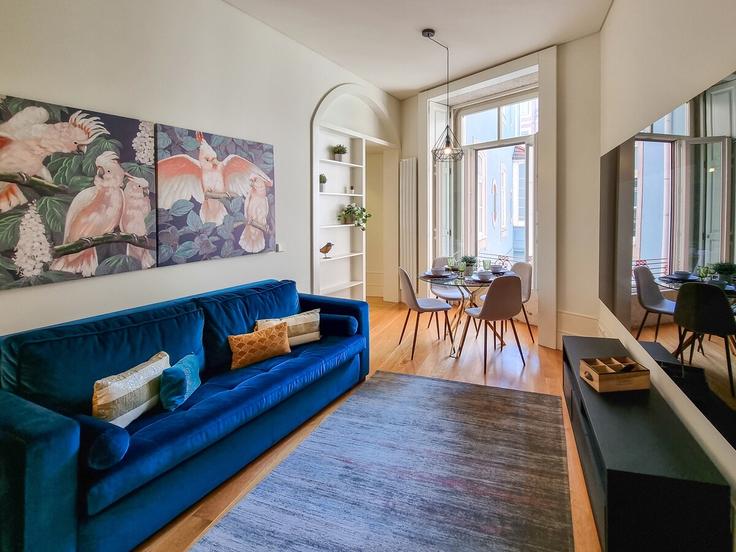 Porto União das freguesias de Cedofeita, Santo Ildefonso, Sé, Miragaia, São Nicolau e VitóriaのBuilding Rua de Afonso Martins Alho - bnbird-homes-lda - 1556009のアパートメントにある、モダンな家具を備えたエレガントなデザインのリビングルーム Porto União das freguesias de Cedofeita, Santo Ildefonso, Sé, Miragaia, São Nicolau e VitóriaのBuilding Rua de Afonso Martins Alho - bnbird-homes-lda - 1556009のアパートメントにある、モダンな家具を備えたエレガントなデザインのリビングルーム