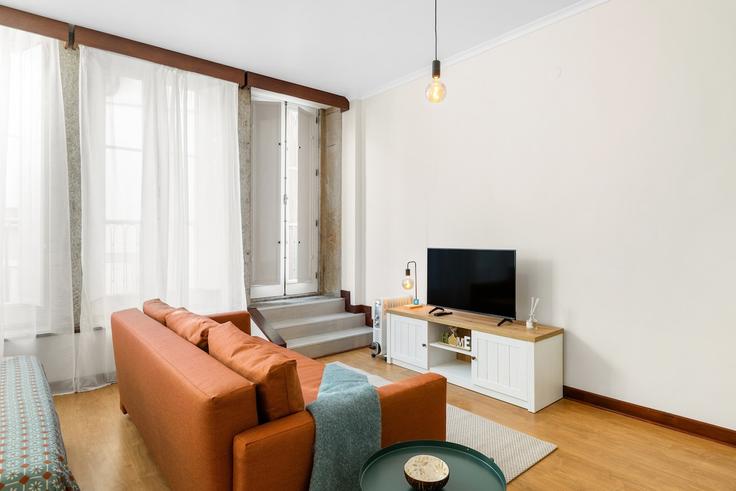 Porto União das freguesias de Cedofeita, Santo Ildefonso, Sé, Miragaia, São Nicolau e VitóriaのBuilding Largo de São Domingos - bnbird-homes-lda - 1555990のアパートメントにある、モダンな家具を備えたエレガントなデザインのリビングルーム Porto União das freguesias de Cedofeita, Santo Ildefonso, Sé, Miragaia, São Nicolau e VitóriaのBuilding Largo de São Domingos - bnbird-homes-lda - 1555990のアパートメントにある、モダンな家具を備えたエレガントなデザインのリビングルーム