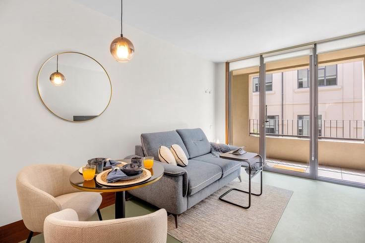 Sala de estar elegantemente projetada com móveis modernos em um apartamento no Building Rua Sacadura Cabral - bnbird-homes-lda - 1575105 em União das freguesias de Cedofeita, Santo Ildefonso, Sé, Miragaia, São Nicolau e Vitória, Porto Sala de estar elegantemente projetada com móveis modernos em um apartamento no Building Rua Sacadura Cabral - bnbird-homes-lda - 1575105 em União das freguesias de Cedofeita, Santo Ildefonso, Sé, Miragaia, São Nicolau e Vitória, Porto