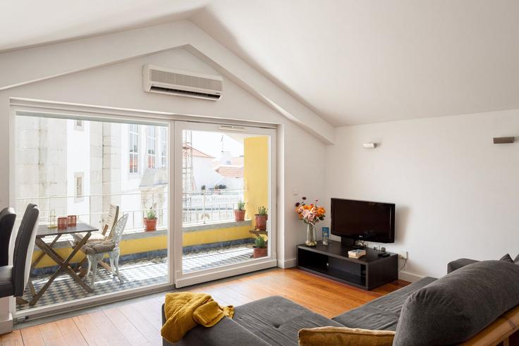 Cascais e Estoril, Cascais에 위치한 Building Rua da Misericórdia - bnbird-homes-lda - 1555907 유닛의 세련된 인테리어가 돋보이는 거실