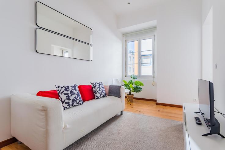 Sala de estar elegantemente projetada com móveis modernos em um apartamento no Building Rua Rodrigues de Faria - bnbird-homes-lda - 1556190 em Alcântara, Lisbon