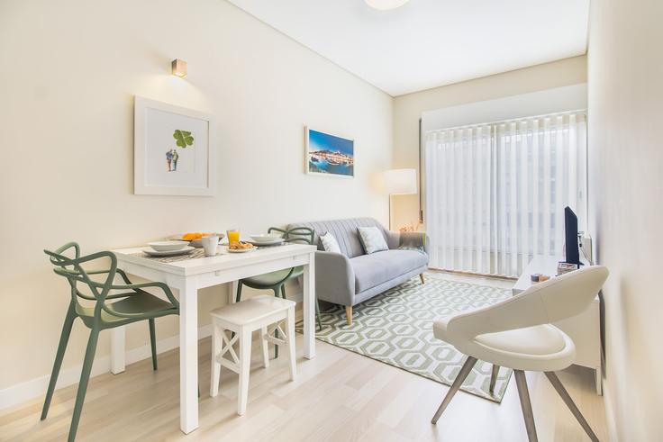União das freguesias de Cedofeita, Santo Ildefonso, Sé, Miragaia, São Nicolau e Vitória, Porto에 위치한 Building Rua de Santa Catarina - bnbird-homes-lda - 1556071 유닛의 세련된 인테리어가 돋보이는 거실 União das freguesias de Cedofeita, Santo Ildefonso, Sé, Miragaia, São Nicolau e Vitória, Porto에 위치한 Building Rua de Santa Catarina - bnbird-homes-lda - 1556071 유닛의 세련된 인테리어가 돋보이는 거실