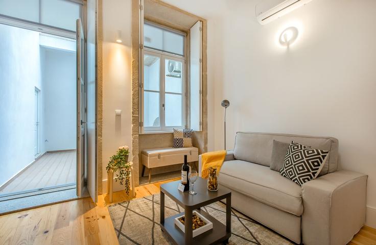 Sala de estar elegantemente projetada com móveis modernos em um apartamento no Building Rua de Santa Catarina - bnbird-homes-lda - 1556067 em União das freguesias de Cedofeita, Santo Ildefonso, Sé, Miragaia, São Nicolau e Vitória, Porto Sala de estar elegantemente projetada com móveis modernos em um apartamento no Building Rua de Santa Catarina - bnbird-homes-lda - 1556067 em União das freguesias de Cedofeita, Santo Ildefonso, Sé, Miragaia, São Nicolau e Vitória, Porto