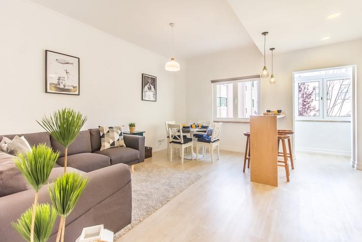 Sala de estar elegantemente projetada com móveis modernos em um apartamento no Building Rua do Olival - bnbird-homes-lda - 1556245 em Estrela, Lisbon