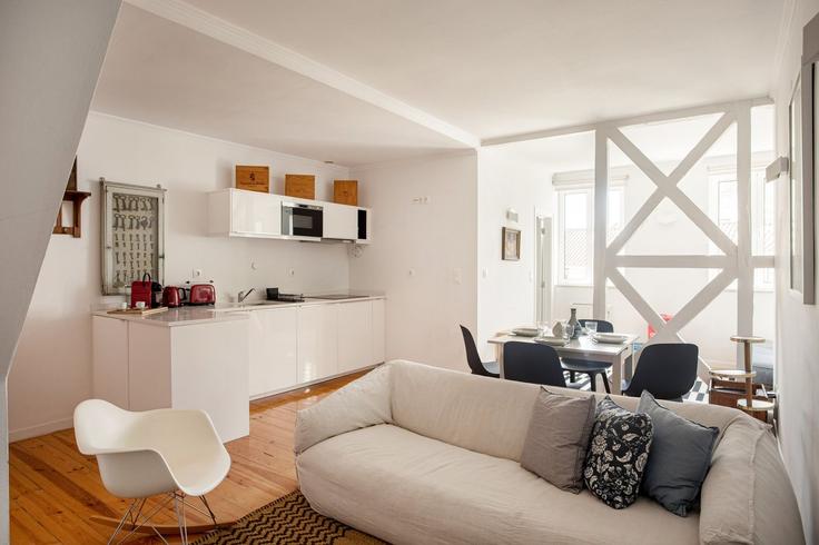 Salle de séjour élégante avec mobilier moderne dans un appartement à Building Rua de Guilherme Braga 23, Lisbon, Portugal - bnbird-homes-lda - 1630047 à Santa Maria Maior, Lisbon Salle de séjour élégante avec mobilier moderne dans un appartement à Building Rua de Guilherme Braga 23, Lisbon, Portugal - bnbird-homes-lda - 1630047 à Santa Maria Maior, Lisbon