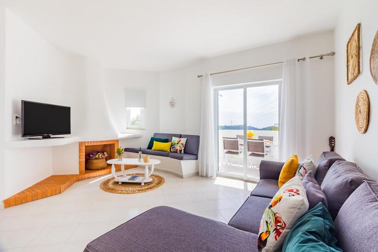 Salle de séjour élégante avec mobilier moderne dans un appartement à Building Rua António do Nascimento Júnior - Soldado - bnbird-homes-lda - 1556288 à Albufeira e Olhos de Água, Albufeira Salle de séjour élégante avec mobilier moderne dans un appartement à Building Rua António do Nascimento Júnior - Soldado - bnbird-homes-lda - 1556288 à Albufeira e Olhos de Água, Albufeira