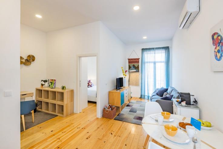 Salle de séjour élégante avec mobilier moderne dans un appartement à Building Rua de Coelho Neto - bnbird-homes-lda - 1556011 à Bonfim, Porto